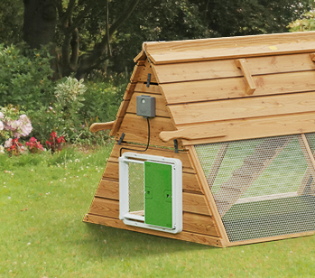 La porte automatique est compatible avec tous les types de poulaillers en bois